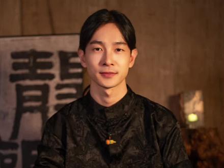 天蝎座最容易栽到谁的手里,天蝎真的是十二星座里那种自带气场的类型。外表冷静,内心火山,脑子还清醒。你想靠硬刚拿下天蝎?基本等于拿脑袋去撞钢板。就是你玩套路,他能反手给你拆个干干净净,所以计谋在天蝎面前,往往只是自作聪明,所以希望所有的天蝎,都被认真对待;也希望爱天蝎的人,都配得上那份稀有的深情#咖啡叔叔 #星座 #修心 #天蝎座 #修行