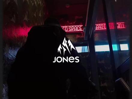 Jones|欢迎Fisch加入Jones Team 他叫Fisch,不是Fish
“Fisch”这个名字源自德语,意思是鱼,对应英语单词里的Fish,代表着智慧和灵巧。
他是那个善于讲故事的滑雪爱好者,也是合上了笔记本电脑,结束7年北漂生涯,要去南极给企鹅织毛衣的人。
他说“34岁,想去成为一个职业滑手”
他练,完成了人生第一个空翻
现在,dreams come true
我们很开心的宣布:@滑手Fisch ,欢迎加入Jones,成为Jones中国区滑手!
我们兑现了你的梦想,接下来请更热烈得书写你的人生。
#单板滑雪 #jones_snowboards #jones单板 #每一帧都是热爱 #滑雪