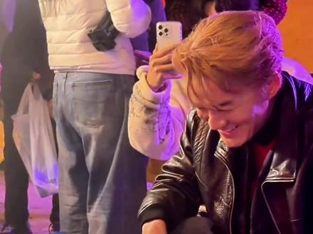 昨天还在救场,今早出现在菜场。歌手吴克群凌晨现身贵阳买菜、搬菜、发红包。