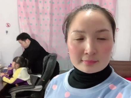 晴宝看自己小时候视频大笑,说话妈妈竟然听不懂,还说晴宝好丑