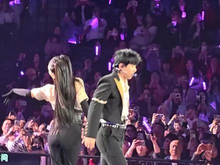 2025年最后几个小时还得吃狗粮!现场欢呼声很大!!!最后互相蹭鼻子妈耶好甜#张杰谢娜跨年演唱会