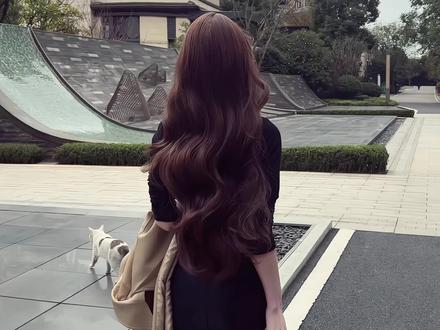 小皮裙 大波浪 一扭一晃真像样 #背影 #御姐 #大波浪