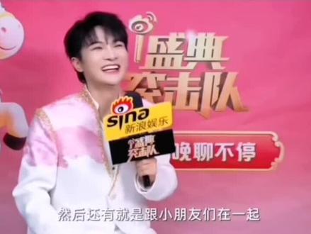 #春晚#采访 #周深 深深遇到小朋友后:你们好呀~好可爱!@卡布叻_周深