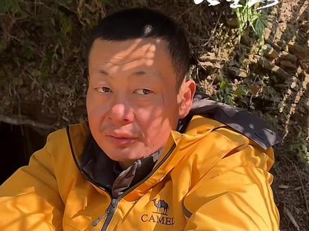 熊二今天很开心,笑容满面,说起菜园,很自豪#荒野求生 @荒野熊二(存栋)小号