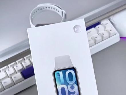 一镜到底👉小米手环10pro开箱❗️ 小米手环10PRO到了,一镜到底开箱,我这次依然选择的是银色,因为不管和什么表带都很很好配,里面的表带依然是硅胶表带,10pro拿到手里很轻,用的是一块1.74英寸的钢化玻璃,整体又透又亮,四边是高强度铝边框,挺轻薄,背面这次是有两个光电接受探头,监测更准,安装上表带,开机可以看到10Pro是屏幕仍然是四等窄边,这个颜值大家可以打几分呢?#小米手环10pro #小米手环10pro什么时候上架 #智能手表推荐 #数码好物分享 #小米手环