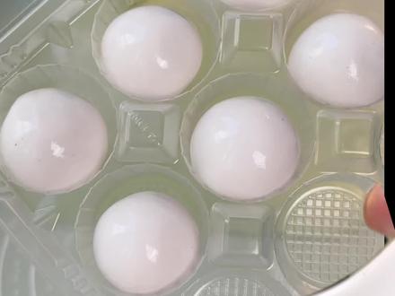 黑芝麻汤圆 简化版的白皮黑芝麻流心汤圆的详细制作教程,这款受到家人邻居们的一致好评,清真和吃素的姐妹也可以放心吃汤圆了!#抖音美食创作者 #元宵节 #年夜饭菜单提前曝光了 #黑芝麻汤圆 #素食