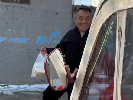 我们可能给不了爸爸妈妈物质上的开心、但一定可以给他们生活中的幸福!您说呢…………#原创视频 #乡村生活 #波哥的多面人生 #乡村生活