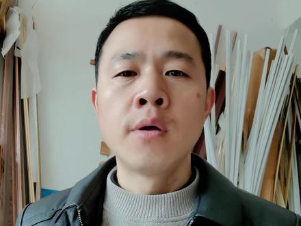 #寻亲 精心策划了一场寻亲大戏,本想着一家人从此辉煌腾达了,没想到谎言终会戳破,拆穿谎言你不知愧疚反而想把哥哥毁了,两次都没有达到你的预想,反而成就了哥哥,最终网友不想老实人被欺负,坚决支持哥哥不要跟亲生父母联系,善良的网友不想让哥哥再受苦,在直播间大力支持着哥哥,最终善良的人站在了一起。#正能量 #失散27年的双胞胎哥哥