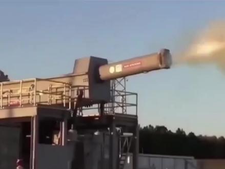 厉害了我的国,我国新一代电磁炮取得巨大成绩,可装055号舰上 技术成果技术成果 技术成果
速度方面:“海洋山” 号电磁炮取得过以 2500 米 / 秒的初速和 32 兆焦耳功率连续射击成果,还以每秒 2575 米的速度击中 200 公里以外的目标。据专家介绍,国产电磁炮弹射速度可达到 8 马赫(约 9800 公里 / 小时)。
射程方面:电磁火箭炮射程理论上可达几百甚至上千公里,目前我国电磁火箭炮射程已达到 2000 公里。
射击能力方面:“海洋山” 号电磁炮能连续射击,我国也解决了电磁炮发射后散热缓慢及烧蚀问题,可连续射击百次不会烧蚀。
应用情况应用情况 应用情况
舰载应用:“海洋山” 号坦克登陆舰搭载电磁炮进行了大量实弹射击试验。未来 055 驱逐舰若配备综合电力推进系统以及电磁炮,可对数百公里外的海上、岸上目标精准、快速打击。
陆基应用:中国研制的车载 “多管电磁远程火箭炮系统” 采用电磁线圈炮技术与化学能推进结合,已进行现场实机测试。#055 #055大驱 #电磁炮 #科技