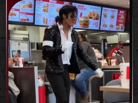 外网“疯玩”即梦Seedance2.0,重现迈克尔·杰克逊街头热舞 #AI #科技 #趣味 #迈克尔·杰克逊