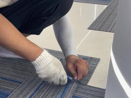 办公室地毯施工整体上还是比较简单的
特别注意到边 角的修剪 注意安全#地毯 #装修 #现场实拍 #地毯铺装 #办公室地毯