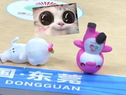 新晋顶流全运会吉祥物“喜洋洋”“乐融融”因其可爱外形被网友取名为“大湾鸡”,音乐创作博主以“大湾鸡”为灵感创作欢快旋律。网友:每天两眼一睁就是刷活力“大湾鸡”。#第十五届全运会 #趣中国