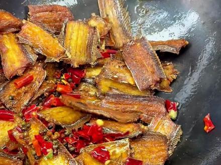 没想到带鱼也能冷吃吧?麻辣鲜香,嘶嘶哈哈根本停不下来。 年轻人就得吃带鱼最正确的打开方式。超适合爱一个人小酌的朋友,更适合追剧下酒小零食。
#冷吃带鱼 #冷吃#带鱼的神仙吃法 #下酒菜 #美食教程