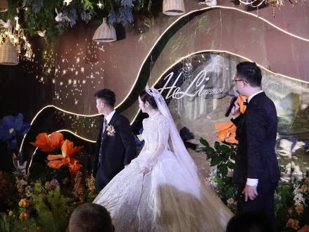 婚礼上不会跳舞,又社恐,又想要和来宾互动? 还有谁在说交杯酒土,不适合仪式的,那可是婚礼的高潮呀,刚好菜上齐,大家把酒倒好,准备开始干饭,这时候和来宾,大家是最配合的时间。这样避免有些新人换装太慢,出来敬酒时,大家已经吃完的尴尬局面。也能把前面的慢热的基调,变得活跃起来。婚礼不是一直都是温馨 单一的基调,由慢到快 由温馨到欢快,一个好的主持人每种节奏都要把控好#备婚日记 #主持人石东 ##贵阳婚礼主持人 #贵阳 #婚礼主持人 @抖音小助手