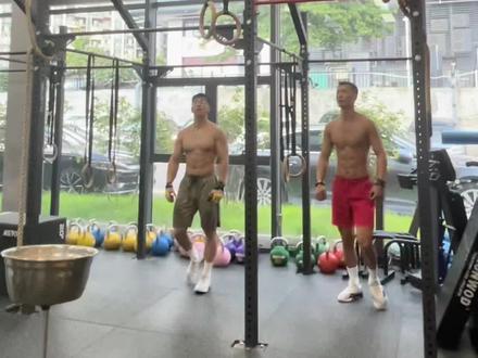 磨茧解压的神器
#引体向上
#双力臂
#crossfit