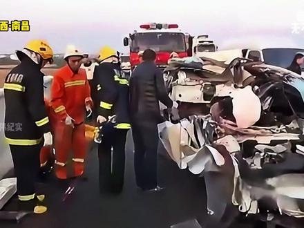 男子猛撞大货车,导致四尸五命 #交通事故 #惊险一幕 #车祸瞬间