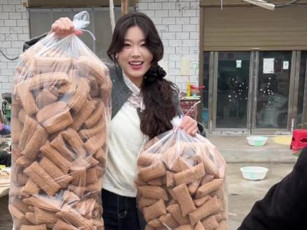 只需要面粉和白糖就能榨成三角酥,满满的童年回忆#农村生活 #记录真实生活 #日常vlog #一花一个新世界