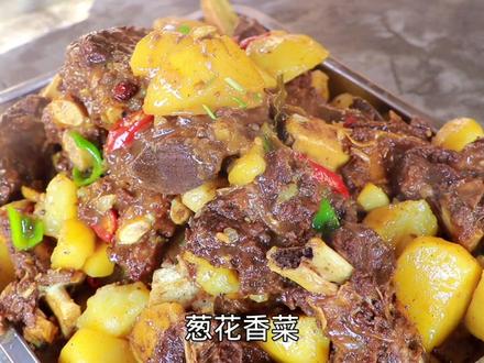 春姐买20斤牛排,做土豆烧牛排招待朋友,大块牛排啃着吃,太过瘾 #新农人计划2021 #抖音美食创作人 #牛排