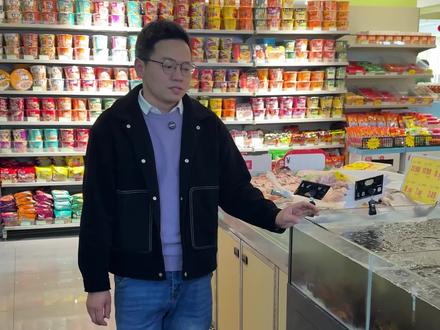 超市小龙虾是放泡沫箱养,还是放流水里养殖#超市 #超市鱼缸