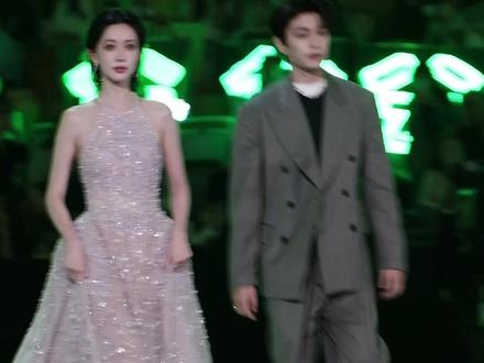 #丁禹兮 小心翼翼扶着#孟子义 上台!恭喜获得年度最具海外影响力 #2025星光大赏 #直击星光大大赏名场面