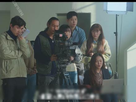 爱情怎么翻译2-2 爆火后重逢!翻译官与顶流女星的孽缘开局
威亚坠落成顶流,一转头遇见命中注定的他
千万粉丝加身,她的世界却因一个翻译官乱了阵脚
一张背影照,困住了翻译官也撩动了女明星
重逢即互怼!爱意藏心底,嘴硬才是标配
他为删照而来,她却误以为是告白奔赴
顶流女星的幻觉阴影,竟被翻译官一眼看穿
重逢的饭局,藏着他暗恋的秘密和她的心动
红毯惊魂!她的崩溃只有那个翻译官能懂
爱情的翻译,从重逢开始
顶流与译官,一场意外的相遇
烟火重逢,爱意难译#高甜韩剧#创作者中心#创作灵感#韩剧推荐影视解说#韩剧私藏厅