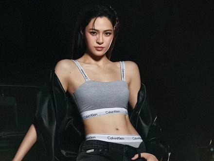 一股强劲的音乐袭来
这宽肩这腹肌 让邝玲玲来代言ck的是神来的吧#linglingkwong #邝玲玲 #ck #代言人