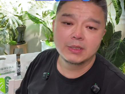 巨洞上柱吗 除了光照不足会造成部分植物节间距过长之外,一些爬藤走茎类的植物如果茎秆不接触土壤或物体,根系就不容易发育不出来,比如大家最常见的绿萝即使如此,还有麒麟尾等,只要给他们的茎秆一个依靠,根系生长出来,他们的叶片就会越来越大,比如绿萝也能开背开洞。必须立柱或横载的植物麦克道尔,明脉,荧光蔓绿绒,巧克力蔓绿绒,等等,你还知道哪些必须立柱的植物吗?