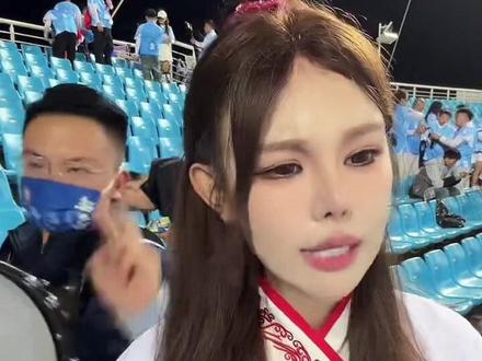 连云港队每个队员都很棒!继续战斗! 切莫以一场胜负,肆意诋毁球队与教练组。足球本就充满变数,队员们始终在成长蜕变。苏超赛事兼具文旅价值,赛场的拼搏过程远比结果更动人。每一位全力以赴的将士,都是家乡当之无愧的英雄。摒弃片面指责,少些键盘非议,一同真心守护本土球队。#苏超#连云港#连云港vs徐州#连云港队#抖in主场