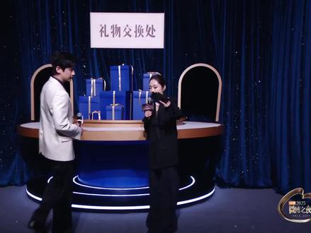 白敬亭互换礼物环节啦 抽到苏炳添的礼物哦🤗
#白敬亭#微博之夜#互换礼物#直播
