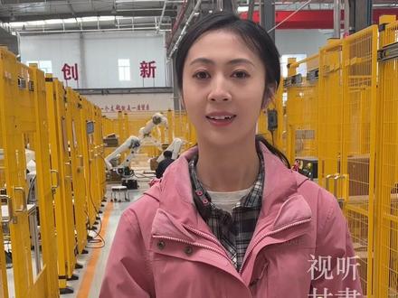 行走黄河 走进济宁机器人工厂 在济宁的珞石(山东)机器人集团股份有限公司,记者看到多关节工业机器人、协作机器人遍布整个车间,有写书法的 、有搬运物资的、有做咖啡的!该公司通过机器人系列化产品的研发、生产、目前已应用到多个行业和领域。
(甘肃广电总台全媒体记者:邱晓龙 冯斐 王亚兵)