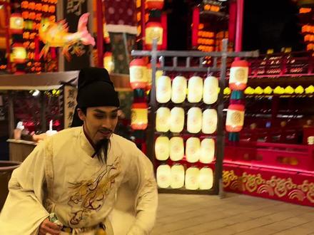 一人难顺百人意,百人难顺一人心。这个世界我们只来一次要为自己而活!#河头老街大唐百戏园 #河头老街李太白 #这个冬天被河头老街暖到了 #河头老街#河头老街的中式灯会好浪漫