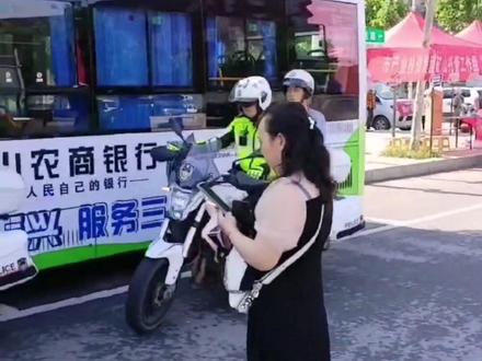 你奋笔疾书,我们在外守候