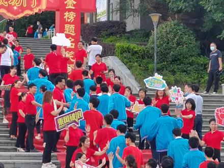 竹山一中2022年高考送考,祝考生们金榜题名!