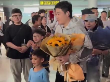 国乒到达北京,梁靖崑和王皓都有家人来接机太幸福了 #梁靖崑