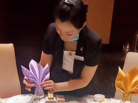 杯花☞三叶草,适合主宾位置,折法简单易学。#酒店餐饮人#酒店餐饮人服务新技能# 口布折花#阳谷狮子楼 大酒店