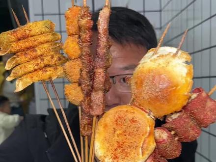 街边烤串小店吃个烧饼全家福,还是个多年老店,烤串加烧饼这是新吃法#烤串的创意吃法 #烧饼夹一切#烤串店#烤串店 #烧饼夹羊肉串