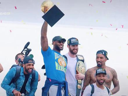 一眨眼,十年过去了,回顾2016年勒布朗詹姆斯带领骑士夺得总冠军,领戒指的视频#勒布朗詹姆斯 #骑士队总冠军 #骑士主场播放詹姆斯致敬视频