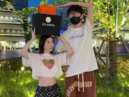 至少她现在知道四十厘米是多高了#搞笑情侣图鉴 #情侣 #身高差