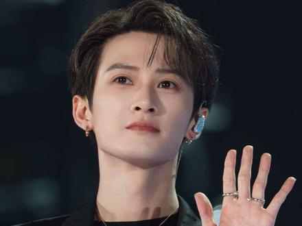 自此,内娱迎来了史上最严厉的父亲——全领域制霸#檀健次 #檀健次超级巅峰之夜人气 #QQ音乐超级巅峰之夜 #檀健次皮革束腰造型