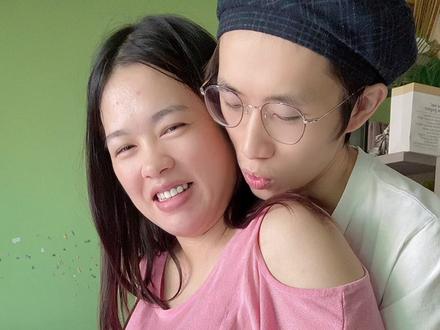 孕妈妈快来试一下,让对象拖住你的肚子,真的很舒服#怀孕 #孕妈 #卸货倒计时 #准爸爸 #孕期记录