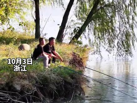钱塘江迅猛涨潮瞬间,吓得钓鱼男子立马弃竿而逃#钱塘江大潮 #涨潮 #危险瞬间