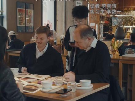 #英国首相三里屯用餐细节 1月28日,英国首相斯塔默访华首餐打卡北京三里屯云南菜。#中国日报一城一味 栏目29日采访餐厅创始人,了解到大量用餐细节:首相一行人点了大量见手青等菌子,全员用筷子,牛肝菌焖饭吃得干干净净。(记者 李雪晴 实习生 李数一)#英国首相一行吃光牛肝菌焖饭
