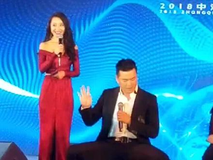 吕良伟蹲马步,四平大马,太厉害了,上身这么中正,还能轻松聊天,功底深厚不服不行~##吕良伟马步
