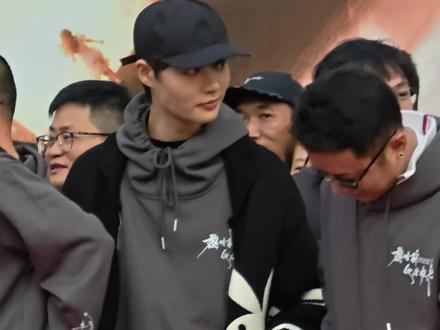 就是说,小孩哥对这个“抱”不满意,那就“扛”起来叭!
@柯淳
#赵柯淳 #黎明前他会归来 #陈誉锦