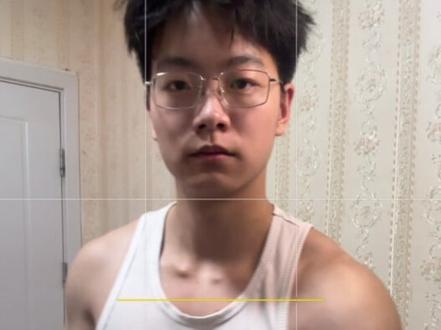 俯拍然后近大远小 ,男生女生都可以这样拍出来好看的肩膀和手臂线条#健身拍照 #健身 #肌肉