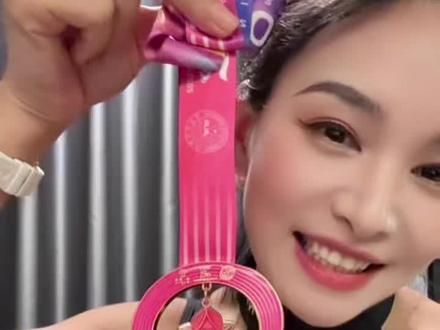 好喜欢玉林马拉松的奖牌呀,太漂亮了#玉林马拉松 #马拉松