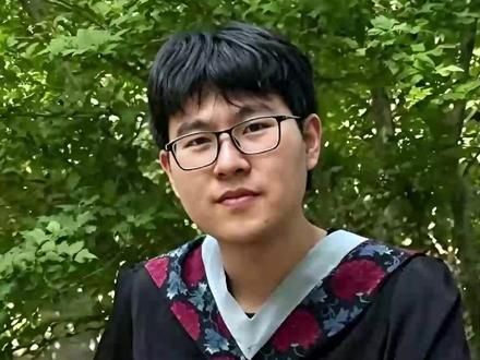 北大三次退档,说他“分数太低”,7年后他硕士毕业专业第一 被北大“嫌弃分数太低”的男孩,7年后怎么样了?
2019年,他536分“捡漏”北大,却被三次退档,全网都在等着看他“跟不上退学”的笑话。
2026年,他硕士毕业了。
不是勉强毕业,是专业第一。接下来,还要继续读博。
他把北大当年的“退档理由”,变成了最响亮的耳光。
这个故事告诉你:永远不要让别人的预判,定义你的人生上限。#赵思岩 #人生转折 #逆袭 #寒门贵子 #励志故事