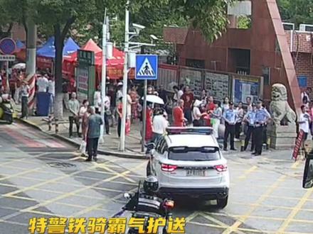 他们都来了!开考前25分钟,高考生因门锁故障被困家中,派出所、消防紧急出动,特警铁骑霸气护航 #高考加油