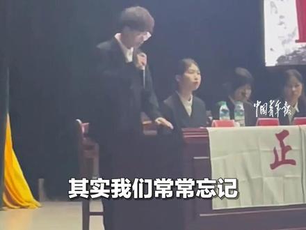 大三男生辩论赛即兴引入亲身经历作精彩发言,引发全场共鸣。@东风 #青年强则国家强