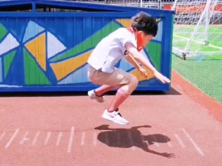 小学生#立定跳远 跳出2米距离!掌握这个方法,你家孩子也能做到!#运动#小学生#立定跳远#健康
